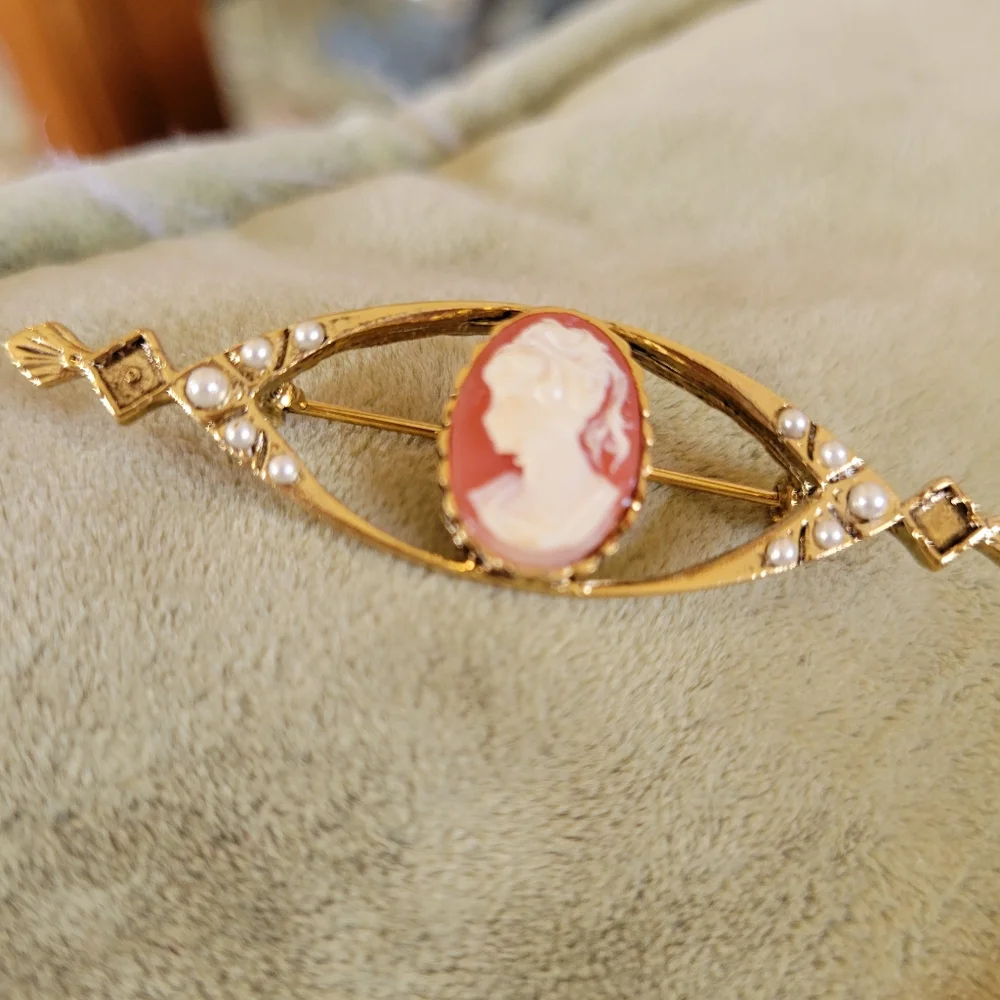 Cameo Brooch Faux Pearls Gold-tone ~ Pretty Vintage Look
